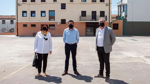 El director general de Administraci&oacute;n Local, Jes&uacute;s Mari Rodr&iacute;guez (centro); el alcalde de Milagro, Jos&eacute; Ignacio Pardo, y la concejala del ayuntamiento de Milagro, Bel&eacute;n Cerd&aacute;n