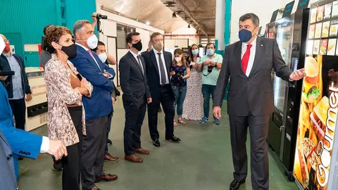 Visita a las instalaciones mostradas por F&eacute;lix Guindul&aacute;in Busto