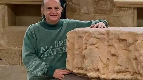 Seraf&iacute;n Olcoz con la reproducci&oacute;n del capitel historiado de Carlos V