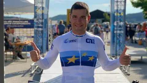 El ciclista adaptado Eduardo Santas