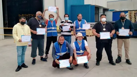 Los alumnos con los diplomas que recibieron tras completar el curso
