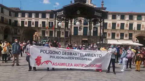 Concentraci&oacute;n antipol&iacute;gono en la plaza de los Fueros