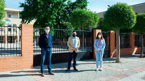 El director general de Administraci&oacute;n Local y Despoblaci&oacute;n, Jes&uacute;s Mar&iacute;a Rodr&iacute;guez, la alcaldesa de Bu&ntilde;uel, Mayte Espinosa, y el concejal Enrique Litago, ante la residencia de ancianos