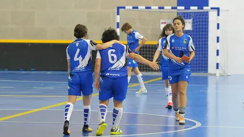 Sandra y Maura celebran un gol