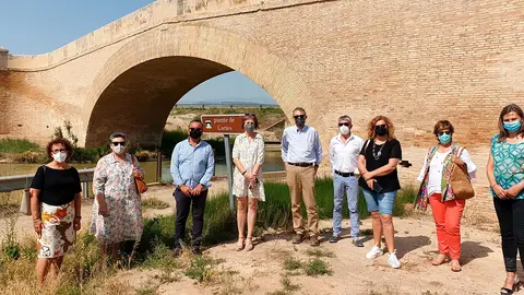 La consejera de Cultura y Deporte, Rebeca Esnaola, y el alcalde de Cortes, Fernando Sierra, con concejales del Ayuntamiento y responsables del Servicio de Patrimonio Hist&oacute;rico