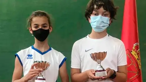 Mar&iacute;a y Adri&aacute;n con sus trofeos de sub-campeones de Navarra en categor&iacute;a infantil