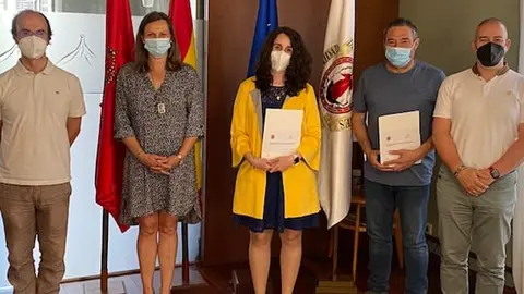 Asistentes a la firma del contrato suscrito ayer en la Sede de la Comunidad de Bardenas