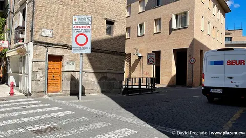 Calle Verjas del Casco Viejo de Tudela con una furgoneta de reparto