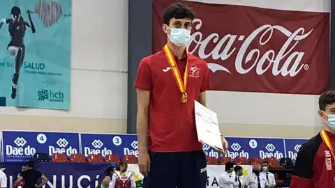 Rub&eacute;n Vicente en lo alto del podio en La Nucia