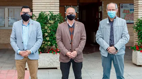 El director general de Administraci&oacute;n Local y Despoblaci&oacute;n, Jes&uacute;s Mari Rodr&iacute;guez, el consejero Ciriza, y el alcalde de Murchante, Luis Sancho, durante la visita para la firma del convenio