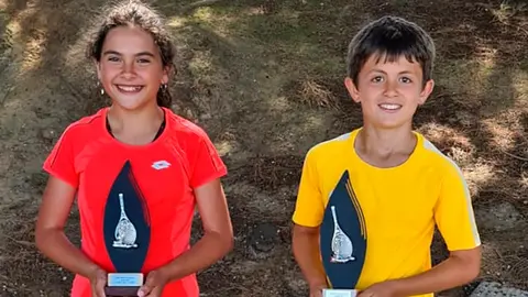 Roc&iacute;o G&oacute;mez y Luca Val posando juntos con sus Trofeos conquistados