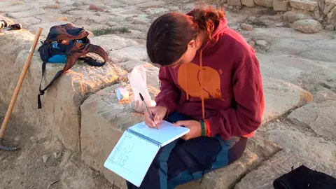 Los estudiantes becados por la Comarca de las Cinco Villas est&aacute;n aprendiendo c&oacute;mo se trabaja en el yacimiento arqueol&oacute;gico de Los Ba&ntilde;ales