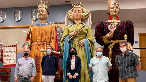 Los gigantes que viajan a Pe&ntilde;afiel son Carlos III &ldquo;El Noble&rdquo;, Blanca I y Carlos, Pr&iacute;ncipe de Viana, abuelo, hija y nieto, reyes y pr&iacute;ncipe de Navarra, pertenecientes a la dinast&iacute;a Evreux