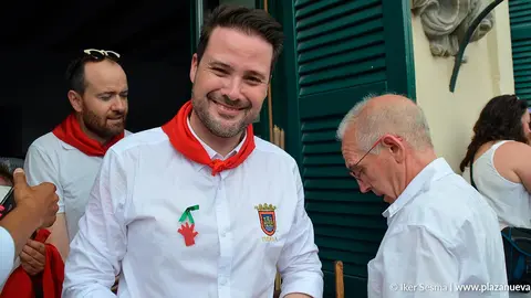 El alcalde Alejandro Toquero instantes despu&eacute;s del lanzamiento del cohete de las fiestas de 2019