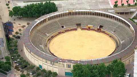 Fotograf&iacute;a de la Chata de Griseras y al fondo el colegio de Griseras (Foto archivo Luis Mar&iacute;a Mar&iacute;n)