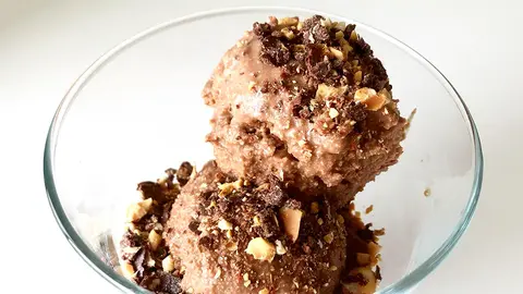 Helado de crema de cacao con avellanas