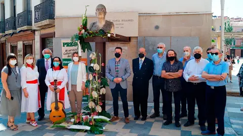 Homenaje del Ayuntamiento de Tudela a Jos&eacute; Mar&iacute;a Iribarren en su monumento situado en la calle Yanguas y Miranda