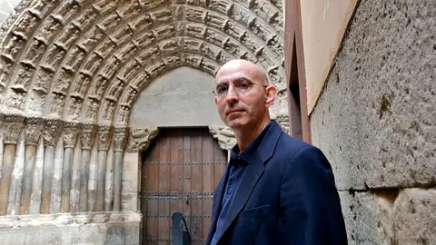 Javier Mart&iacute;nez con la Puerta del Juicio