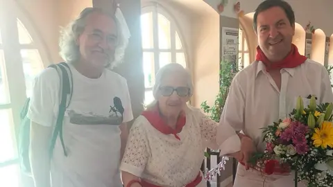 Mercedes Barricarte celebrando sus 100 a&ntilde;os con sus dos hijos