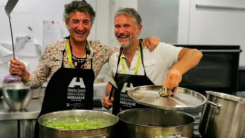 Santi Cord&oacute;n cocinando borrajas