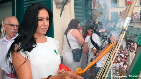 Ver&oacute;nica Gormedino lanzando uno de los cohetes que se lanzan al inicio de las Fiestas de Santa Ana