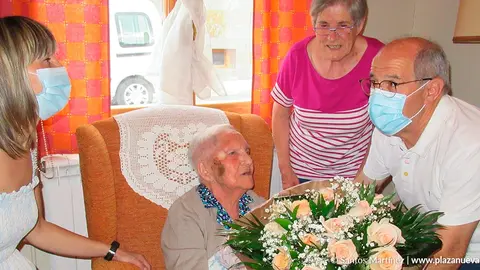 Librada P&eacute;rez L&oacute;pez recibiendo el ramo de flores que le entreg&oacute; el alcalde Luis Sancho