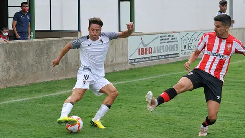 Rodrigo intentando desbordar al defensa