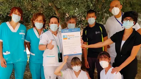 El personal de la residencia San Jos&eacute; de corella con el Certificado en la Norma Libera Care