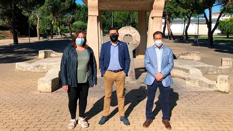La concejal Pilar Ordu&ntilde;a, el director general&nbsp;de Administraci&oacute;n Local y Despoblaci&oacute;n, Jes&uacute;s Mar&iacute;a Rodr&iacute;guez, y el alcalde de Peralta, Juan Carlos Castillo, en el parque de las Mujeres