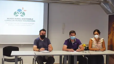 David Labeaga, de Teder, Sergio Echarte, de Zona Media, y Nahikari Uriarte, de Cederna Garalur, en la rueda de prensa ofrecida en Olite