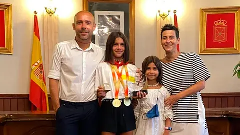 Mar&iacute;a Aldu&aacute;n con su padres