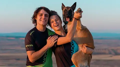 I&ntilde;aki Mayayo, Camino Fern&aacute;ndez y su perrita Janu