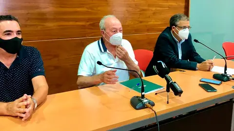 El director general de Pol&iacute;tica Local, Ricardo Velasco con el alcalde de Alfaro, Juli&aacute;n Jim&eacute;nez Velilla y el consejero de Servicios Sociales y Gobernanza P&uacute;blica, Pablo Rubio
