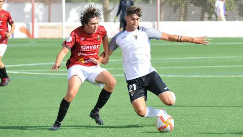 Alain Ribeiro disparando a puerta ante la oposici&oacute;n de un jugador del CD Cortes