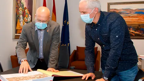 El consejero Ciriza y el alcalde de Caparroso, Carlos Alcuaz, en una reuni&oacute;n celebrada recientemente