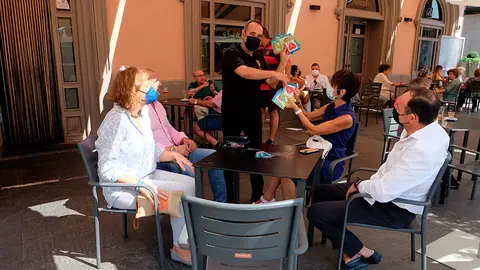Se han repartido pegatinas para mesas con el objetivo de que ning&uacute;n turiasonense olvide que la responsabilidad es de todos