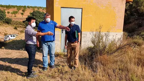 El consejero de Sostenibilidad y Transici&oacute;n Ecol&oacute;gica, &Aacute;lex Dorado N&aacute;jera, y el director general de Calidad Ambiental y Recursos H&iacute;dricos, Rub&eacute;n Esteban, se reunieron con el alcalde de Gr&aacute;valos, Emiliano Mu&ntilde;oz