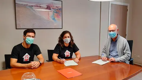 Andr&eacute;s Carbonero, en la firma del convenio con responsables de Elkarlan