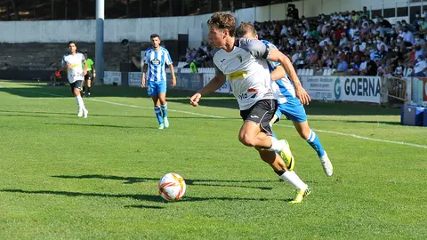 Rodrigo Sanz escap&aacute;ndose de su defensor y encarando el &aacute;rea