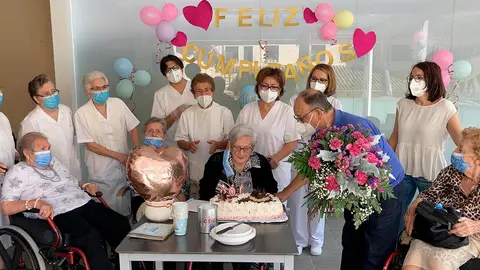 Mar&iacute;a Natividad Barco Barco soplando la tarta