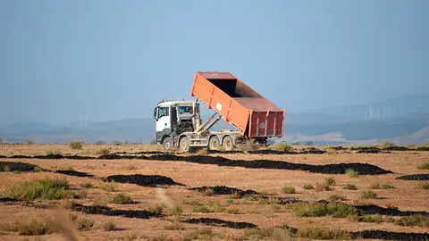 Un cami&oacute;n vertiendo lodos de depuradora en Alfaro