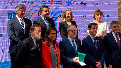 Juan Miguel Florist&aacute;n sosteniendo el Premio al Directivo del A&ntilde;o de APD