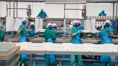 Operarias de la f&aacute;brica de MCA Spain en Mendavia