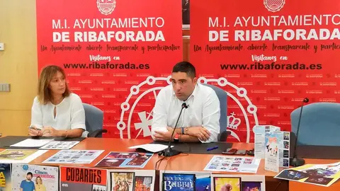 Tirso Calvo Zardoya, alcalde de Ribaforada y Noem&iacute; Hern&aacute;ndez Rodr&iacute;guez, Concejal de Cultura, en la presentaci&oacute;n de la nueva temporada del Auditorio de Ribaforada