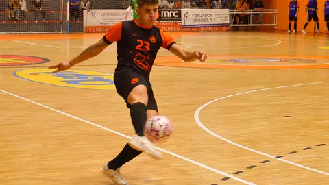 Uge Miram&oacute;n disparando a puerta