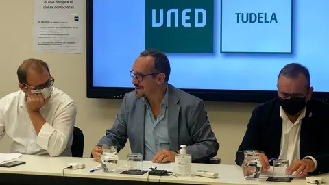 Alberto A&ntilde;&oacute;n, Alcalde de Cascante; Luis J. Fern&aacute;ndez, Director UNED Tudela; Fernando Sierra, Alcalde de Cortes