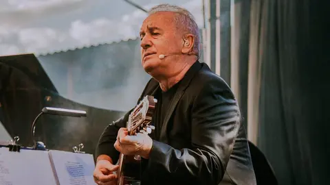 El cantante V&iacute;ctor Manuel durante su actuaci&oacute;n en Fictorium
