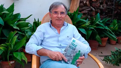 Luis M&ordf; Rodr&iacute;guez El&iacute;a con su nueva novela Mi traje verde