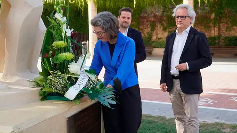 Maite Pagaza realizando una ofrenda floral en el Monumento a las V&iacute;ctimas del Terrorismo del Paseo del Queiles