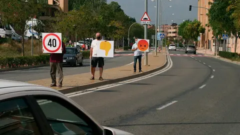 Miembros de Ecologistas en Acci&oacute;n portaban emoticonos de desagrado ante la elevada velocidad de algunos conductores